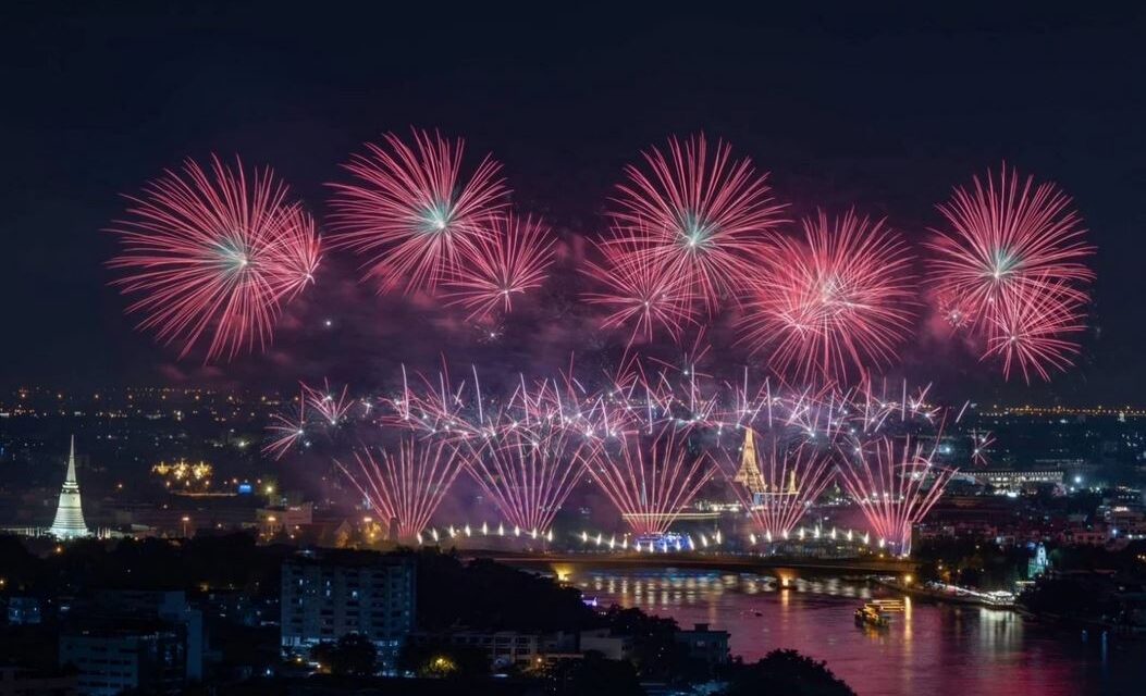 عروض ضوئيه وموسيقيه ترحيبا للمشاركين في أبيك