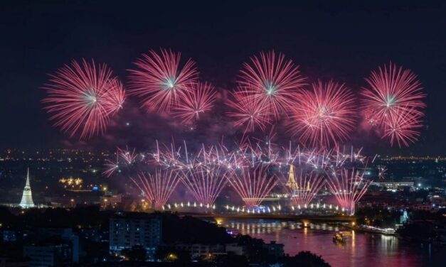 عروض ضوئيه وموسيقيه ترحيبا للمشاركين في أبيك