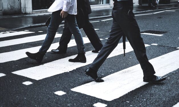 مخالفه عدم الوقوف عند خط عبور المشاه في تايلند