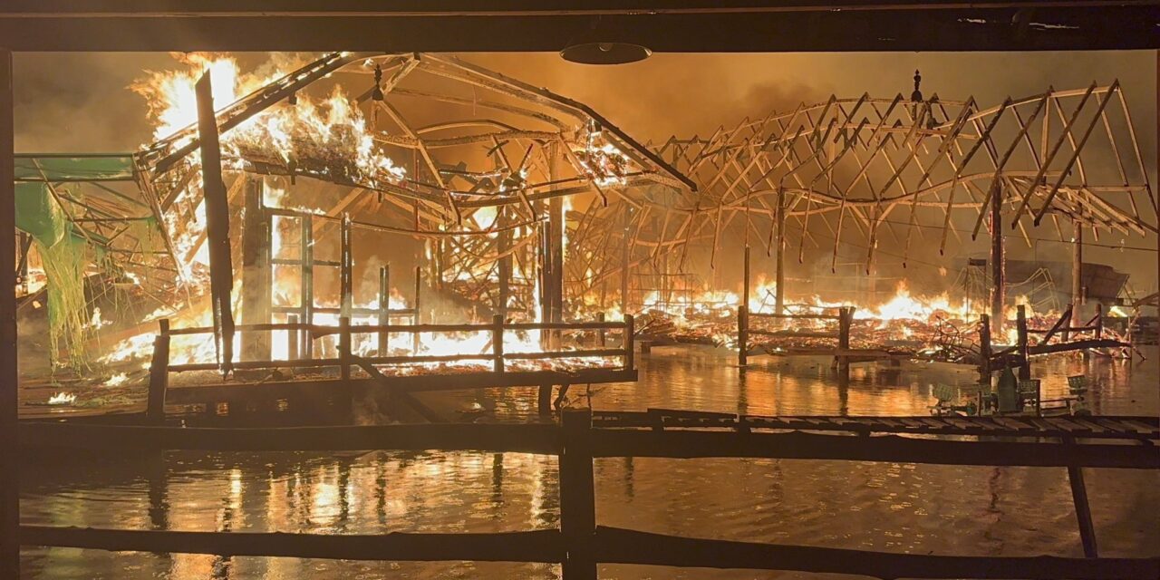 اندلاع حريق في سوق بتايا العائم