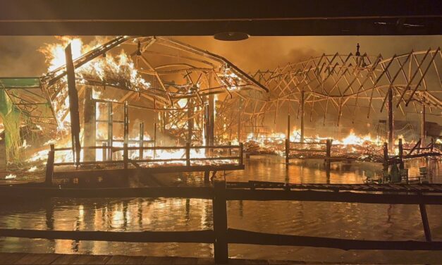 اندلاع حريق في سوق بتايا العائم