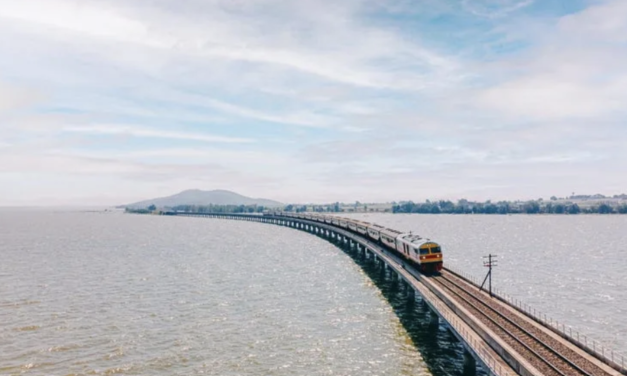 القطار العائم في تايلند يعاود الافتتاح