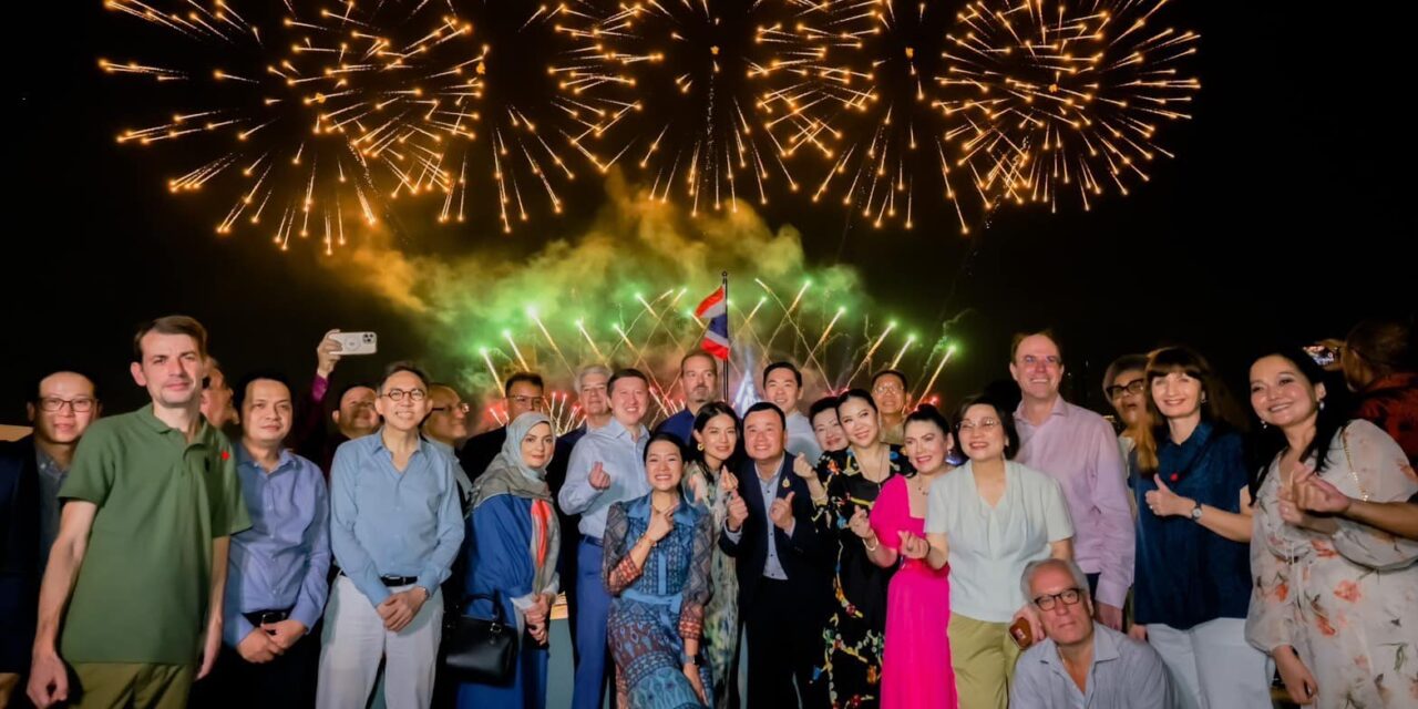 بانكوك تتألق بعروض الالعاب الناريه وعروض الليزر