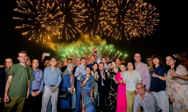 بانكوك تتألق بعروض الالعاب الناريه وعروض الليزر