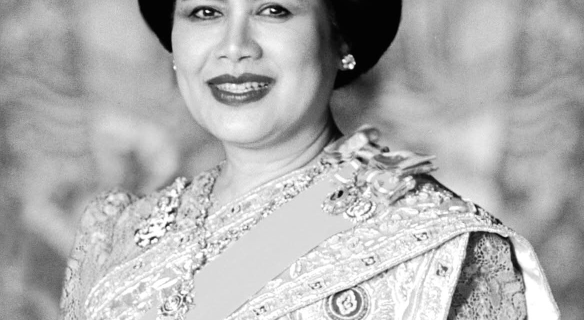 وفاه الملكه سريكيت الملكه الام في تايلند