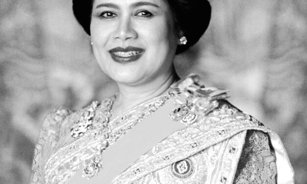 وفاه الملكه سريكيت الملكه الام في تايلند